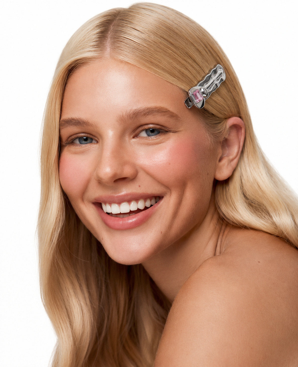 Une barrette Silver Heart Duo portée dans des cheveux blonds