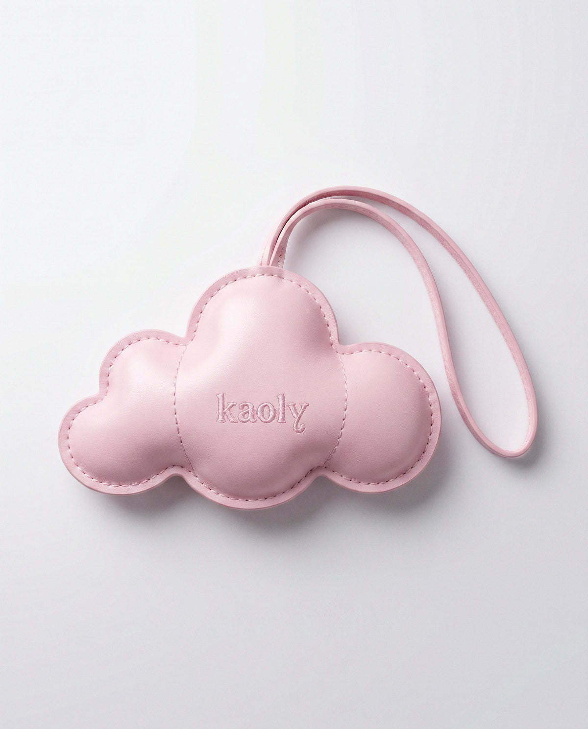 Moffy, la peluche nuage KAOLY en satin rose, avec sa dragonne