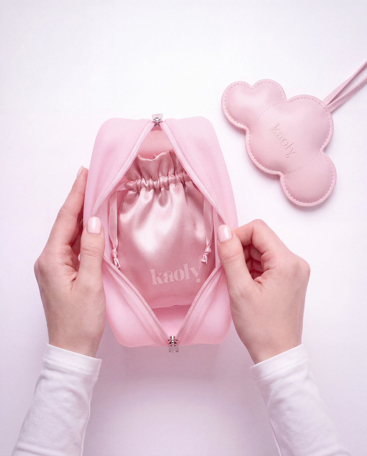 Trousse Cloud Pouch rose signée kaoly, ouverte sur une pochette à cordon