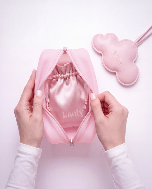 Trousse Cloud Pouch rose signée kaoly, ouverte sur une pochette à cordon